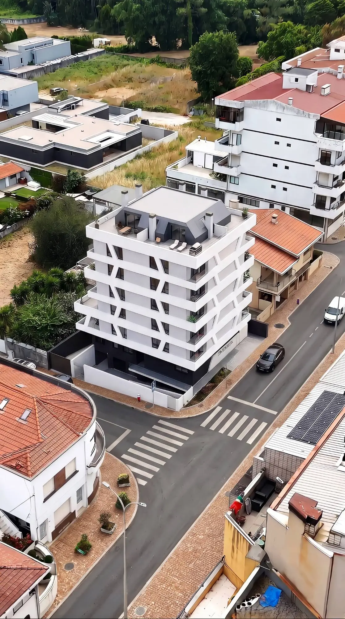 Vista aérea do lote da Esmeralda com o volume do edifício implantado sobre a fotografia real da envolvente