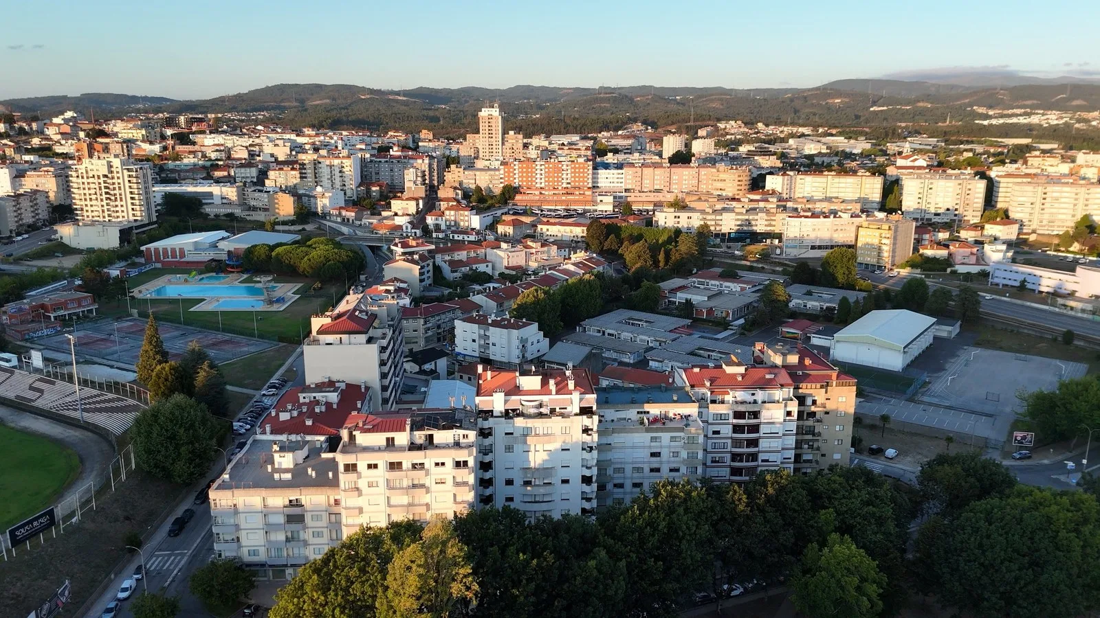 São João da Madeira ao fim da tarde, vista de drone