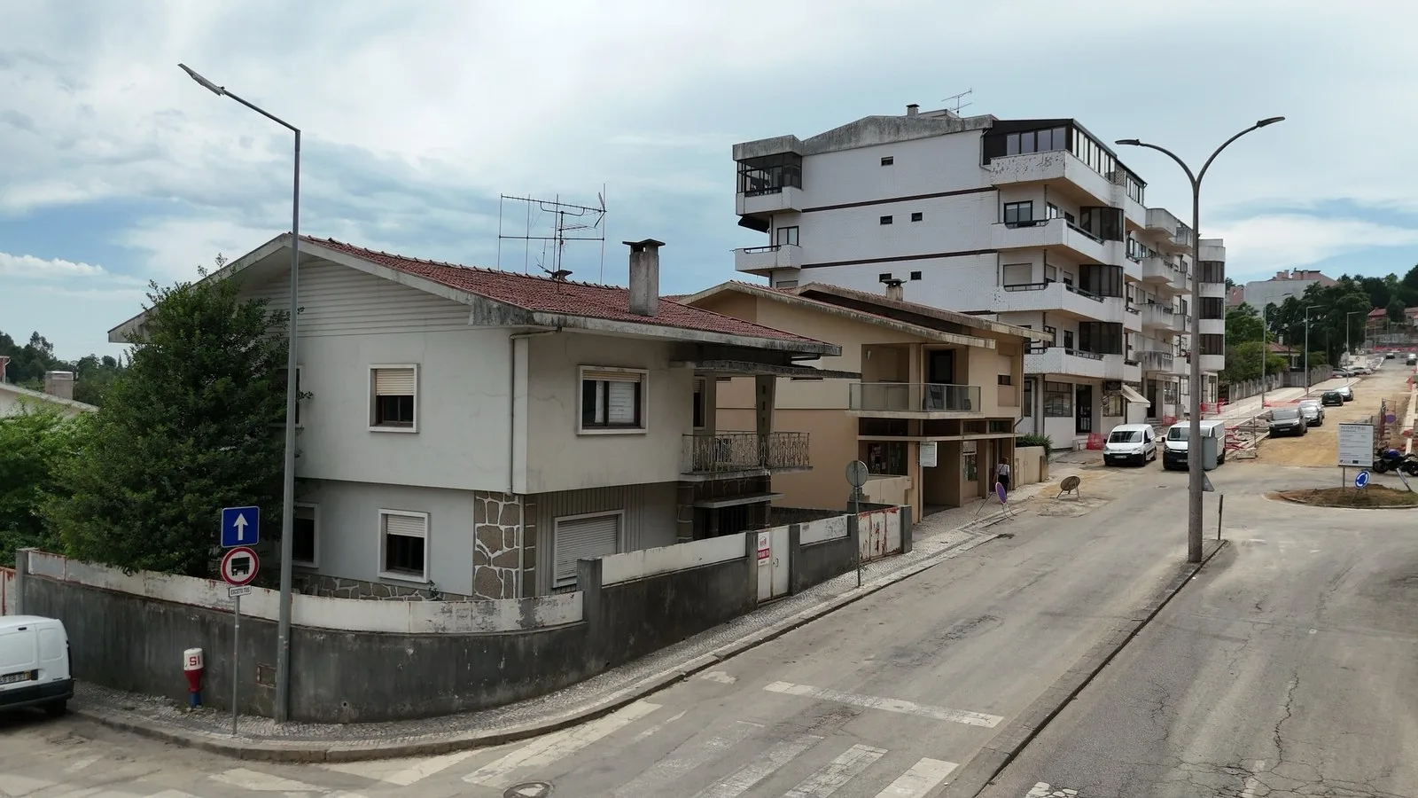 O lote da Esmeralda hoje, com a moradia antiga no gaveto