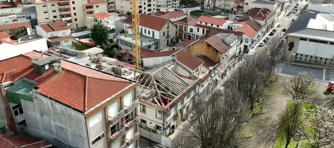 Vista aérea do Oliveira Plaza em obra, no gaveto da Rua Conselheiro Boaventura de Sousa com a Praça José da Costa