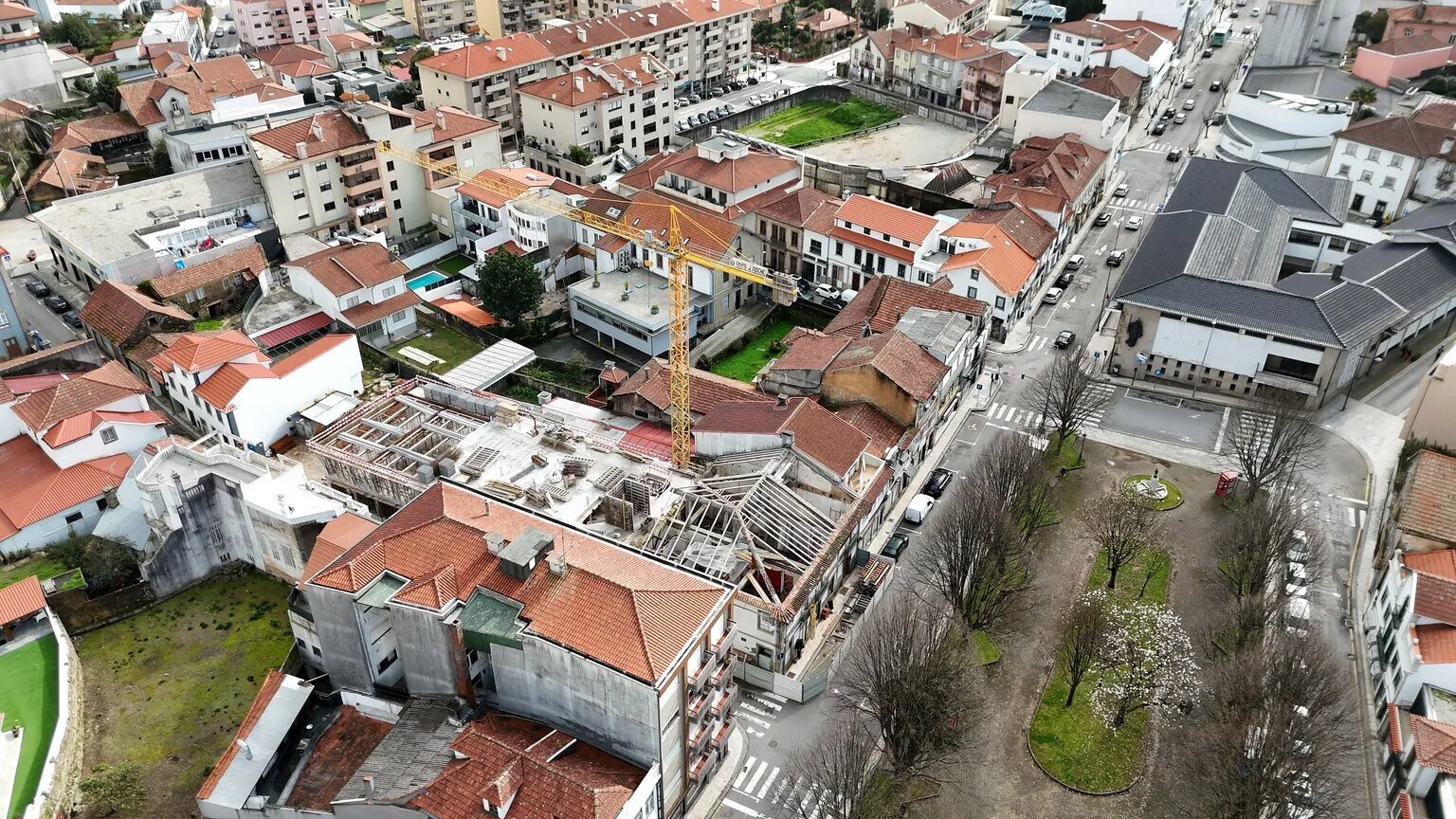 Vista aérea da obra em curso, com a grua sobre o edifício na zona histórica