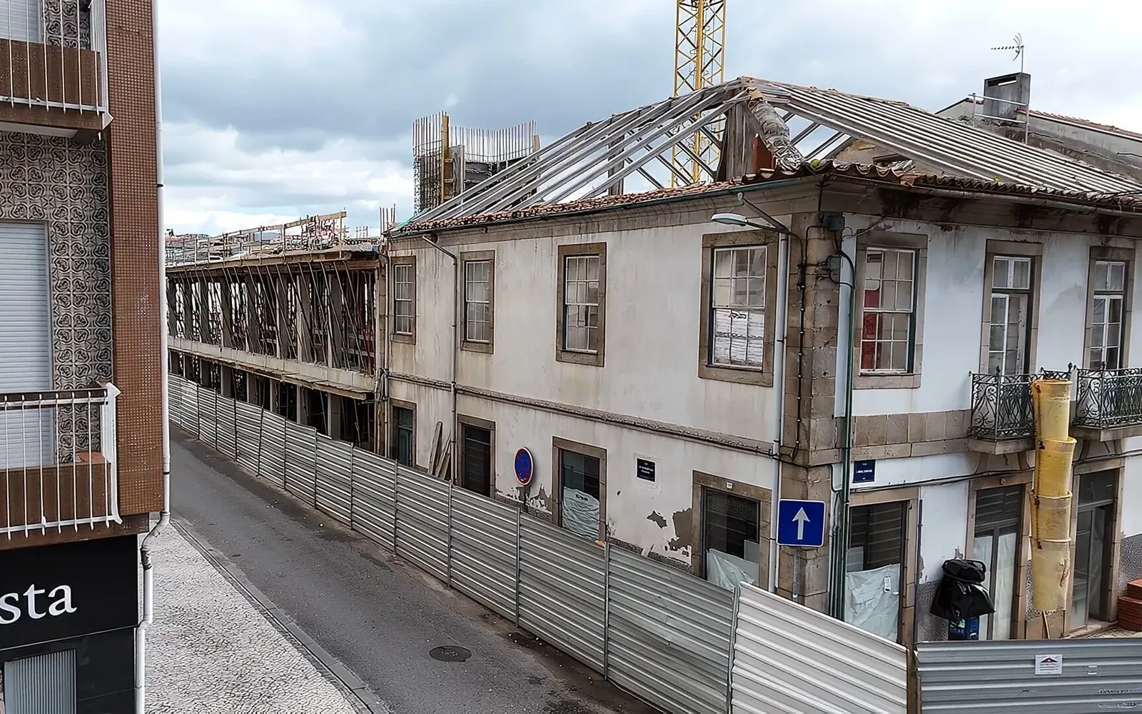 O edifício do Oliveira Plaza antes da reabilitação, com a cobertura desmontada