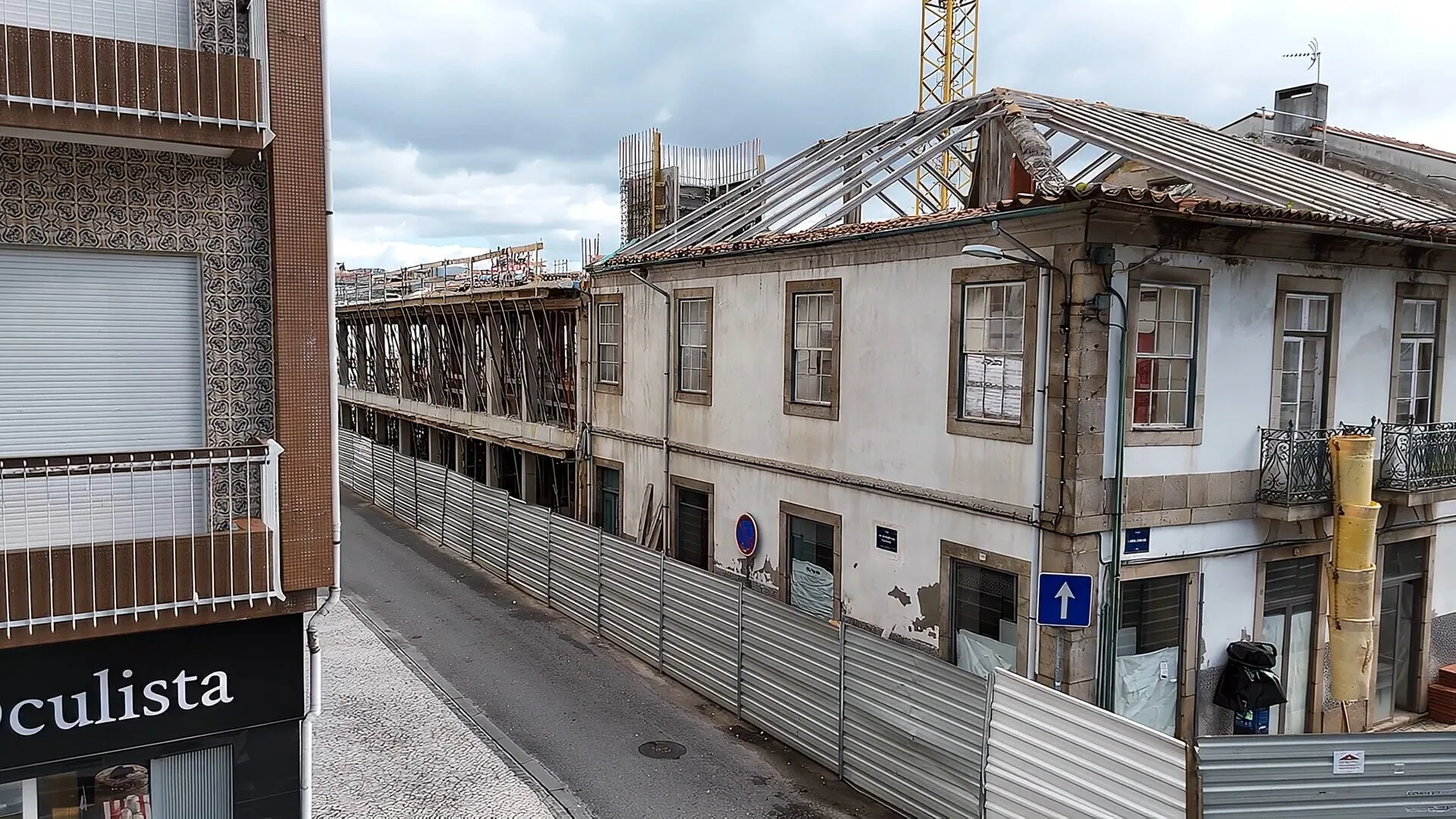 Estrutura do edifício em reabilitação, cobertura aberta