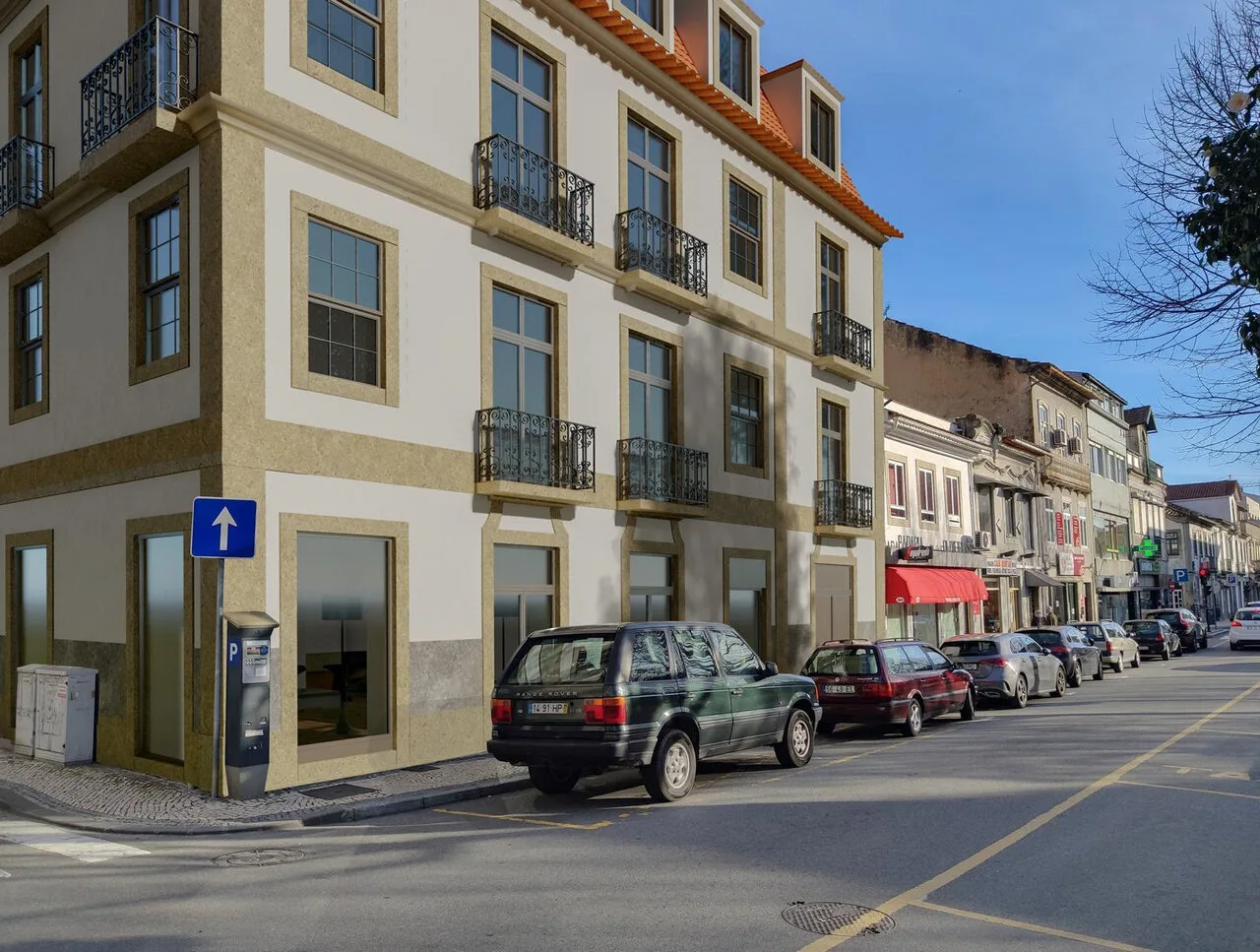 Oliveira Plaza, fachada reabilitada vista da rua, com cantaria e varandas em ferro